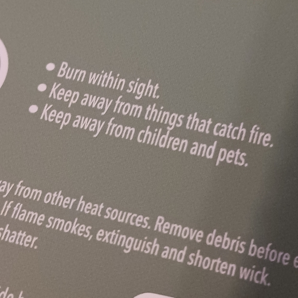 NEW! YANKEE CANDLE CHRISTMAS VOTIVE SAMPLER TIN - Picture 9 of 9